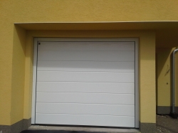 Panel se středovou drážkou, povrch woodgrain, barva bílá